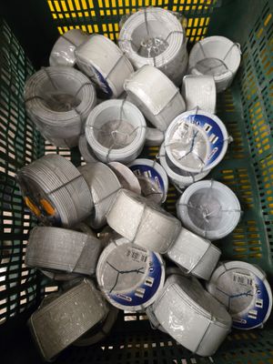 un panier rempli de rouleaux de papier toilette