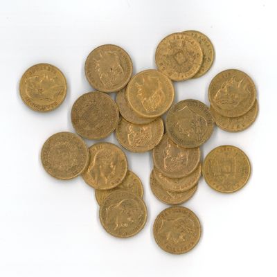 une pile de pièces d'or sur une surface blanche
