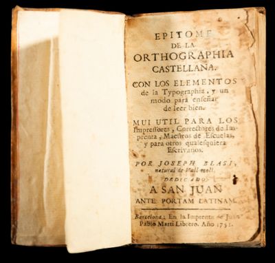 un livre ouvert sur fond noir et un fond noir