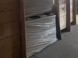 une pièce avec beaucoup de cartons et des cartons sur le sol