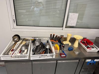 de nombreux ustensiles et autres accessoires de cuisine sur le plan de travail