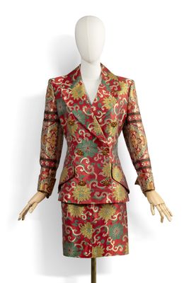 une photo d'un mannequin vêtu d'un costume rouge et or