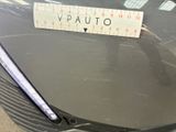 a sticker on the hood of a car that says vauto