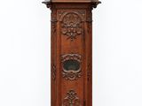 une horloge de parquet au milieu d'un plancher en bois