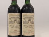 deux bouteilles de Château Lafige, l'une avec un bouchon rouge et l'autre avec un bouchon vert