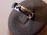 une bague posée sur une boîte