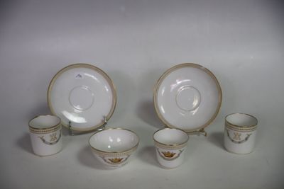 quatre tasses et soucoupes posées sur une table