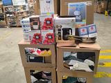 une pile de cartons posée sur une palette dans un entrepôt