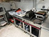 de nombreuses casseroles et poêles sur le comptoir de la cuisine