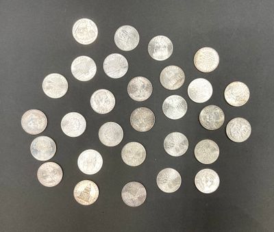 quelques pièces d'argent sont disposées en cercle sur une surface noire