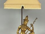 une lampe posée sur une table à côté d'une lampe