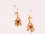 une paire de boucles d'oreilles en or et rubis