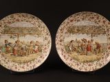 deux assiettes ornées d'une peinture, posées sur une surface noire