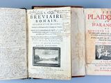 un livre ouvert à une page sur laquelle figure l'image d'une ville