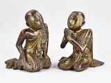 paire de figurines en bronze représentant un garçon et une fille assis par terre