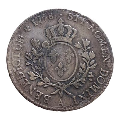 gros plan d'une pièce de monnaie surmontée d'une couronne