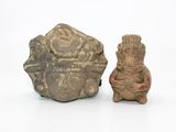 deux pièces de poterie posées l'une à côté de l'autre sur une surface blanche