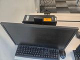 un ordinateur portable posé sur un bureau, à côté d'un clavier et d'une souris