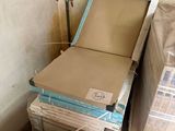 une pile de cartons posée par terre à côté des toilettes