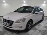 la photo d'une voiture blanche garée dans un garage