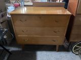 une commode surmontée d'un miroir dans une pièce