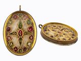 paire de fermoirs ovales en or et émail, ornés de motifs floraux