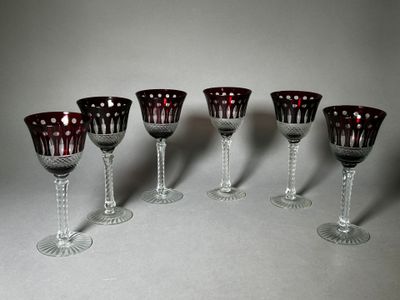 six verres à vin sont alignés sur une table
