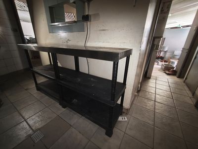 une image représentant une pièce avec une table et un miroir