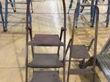 many chairs that are sitting in a room
