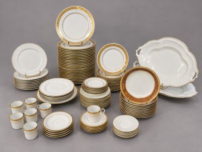 de nombreuses assiettes et tasses empilées les unes sur les autres