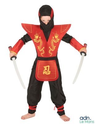 un homme vêtu d'un costume de ninja rouge et noir, tenant deux épées