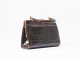 sac à main en cuir d'alligator marron avec des finitions dorées