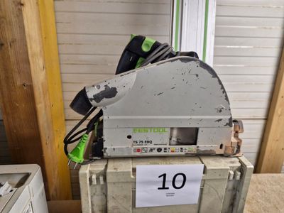une machine posée sur une boîte
