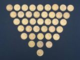 des pièces d'or disposées en forme de cœur sur un fond noir