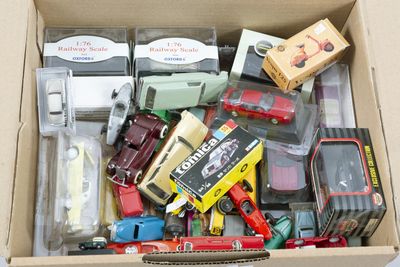 une boîte en carton remplie de petites voitures et d'autres jouets