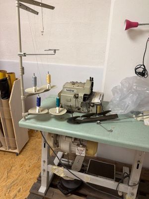 une machine à coudre posée sur une table dans une pièce