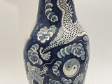 un vase bleu et blanc orné d'un dragon