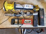 un grand nombre d'outils posés sur une table