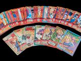 Les cartes à collectionner Dragon Ball sont présentées sur un fond noir