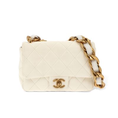 Petit sac à rabat Chanel en cuir d'agneau matelassé blanc