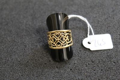 gros plan d'une bague sur une table avec une étiquette de prix