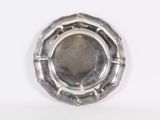 une assiette en argent antique avec un motif circulaire sur le bord