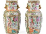 paire de vases chinois avec figures sur fond blanc