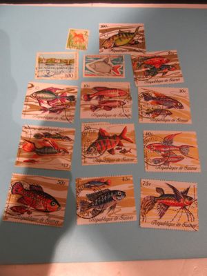 une photo montrant une collection de timbres représentant des poissons posée sur une table