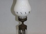 une petite lampe posée sur une table