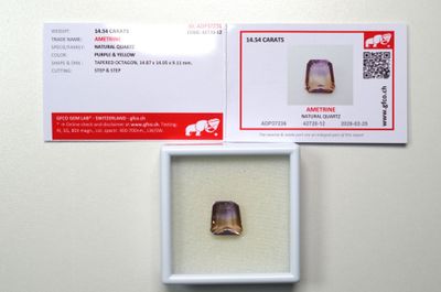 une photo d'une photo d'une bague dans une boîte