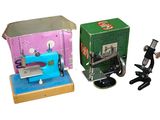 deux machines à coudre posées l'une à côté de l'autre sur une table