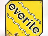 une image représentant un panneau jaune et noir sur lequel figure le mot « evette »