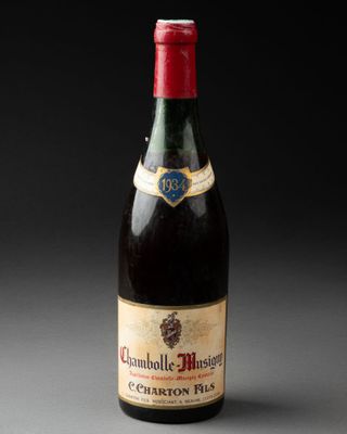 gros plan d'une bouteille de vin posée sur une table