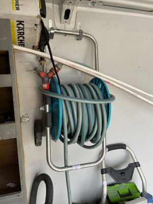 un tuyau raccordé à un chariot dans un garage
